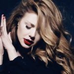 Тина Кароль вышла в свет в платье без бюстгальтера Тина Кароль вышла в свет в платье без бюстгальтера