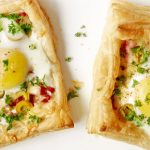 Слойки с яйцом, ветчиной и сыром