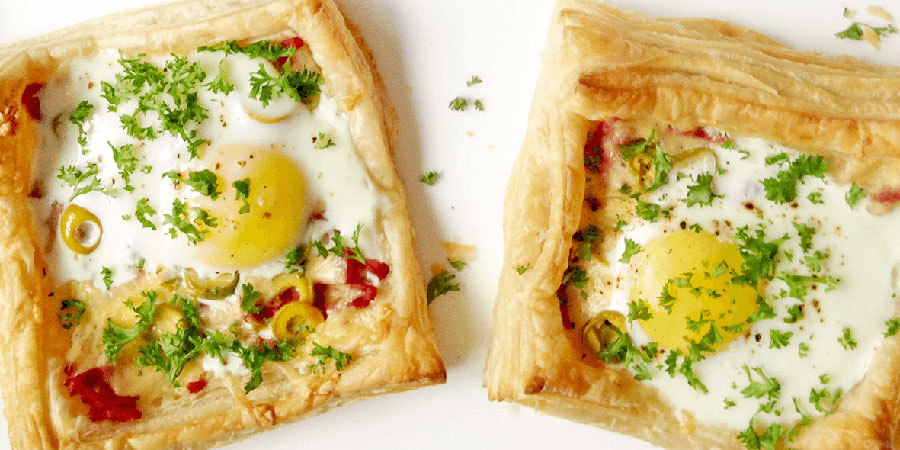 Слойки с яйцом, ветчиной и сыром