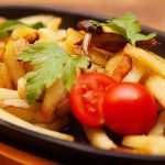 Жареный картофель с грибами и луком Жареный картофель с грибами и луком