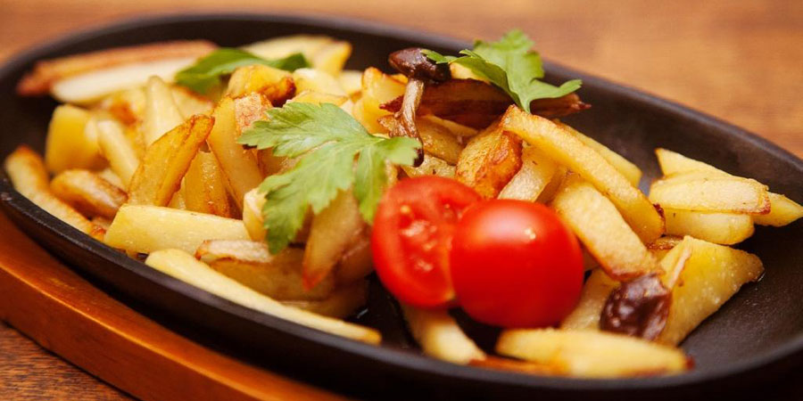 Жареный картофель с грибами и луком Жареный картофель с грибами и луком