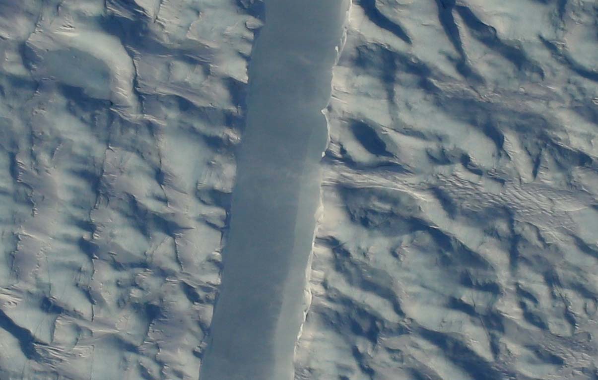 NASA показало гігантські тріщини на льодовику в Гренландії (фото)