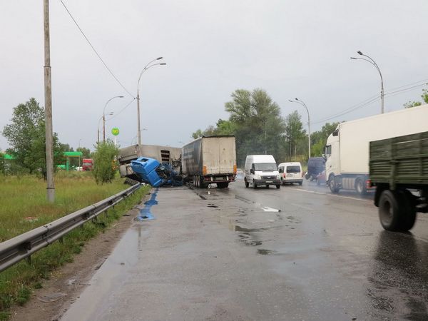 В столице произошло ужасное ДТП с участием шести авто (фото)