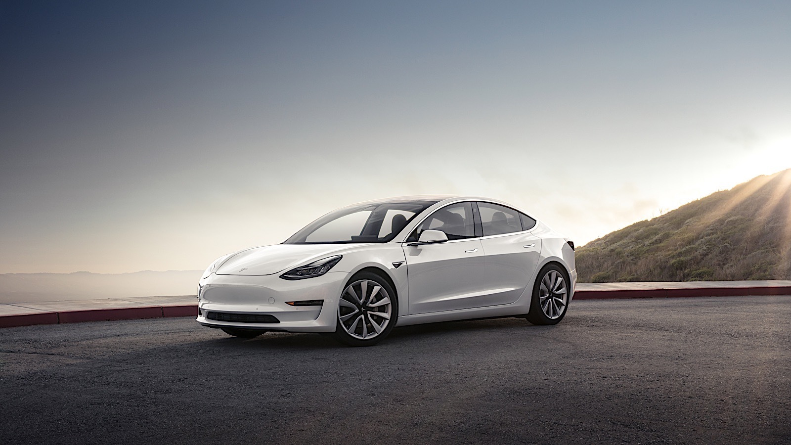 Tesla Model 3: впечатления журналистов после тест-драйва, фото и видео