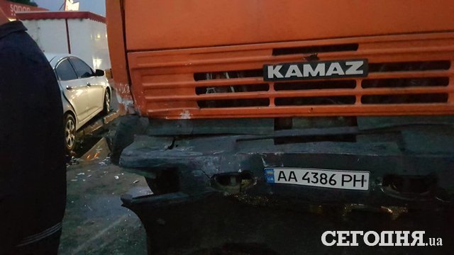 В Киеве произошло масштабное ДТП: разбились шесть автомобилей