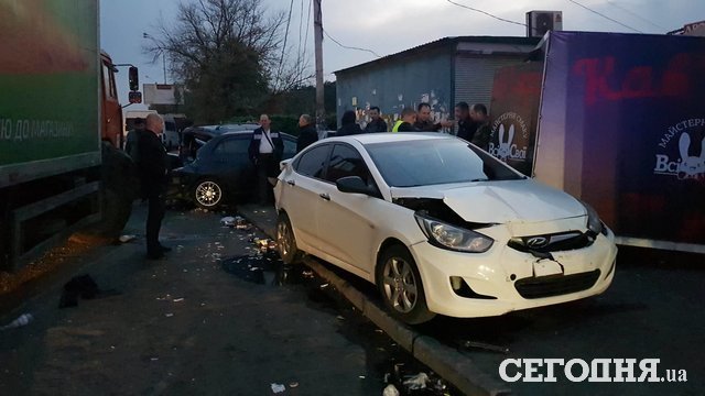 В Киеве произошло масштабное ДТП: разбились шесть автомобилей