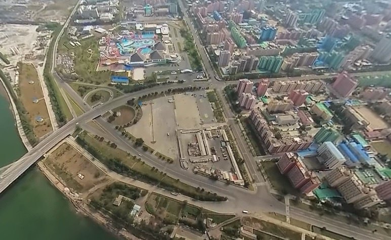 Фотографу на самолете удалось снять панорамное видео в небе над столицей Северной Кореи