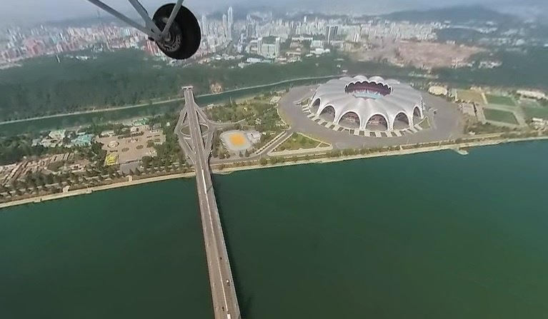 Фотографу на самолете удалось снять панорамное видео в небе над столицей Северной Кореи