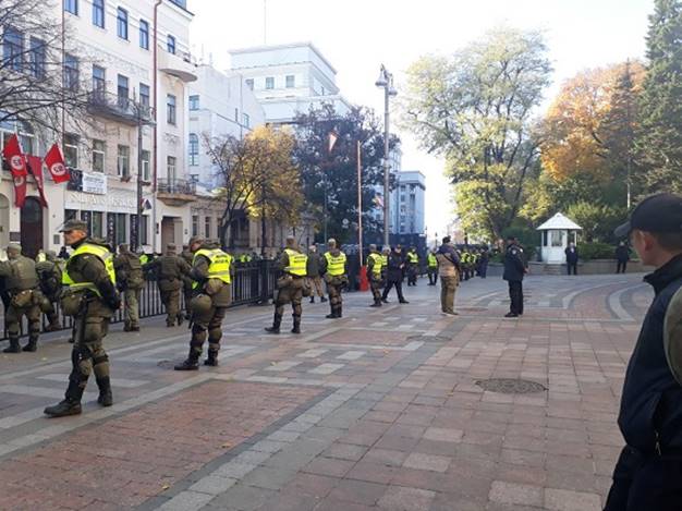 Пока по-хорошему! Правоохранители и активисты ведут переговоры Пока по-хорошему! Правоохранители и активисты ведут переговоры