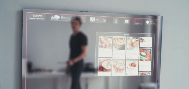 Зеркало будущего, которое имеет искусственный интеллект и сенсорный экран