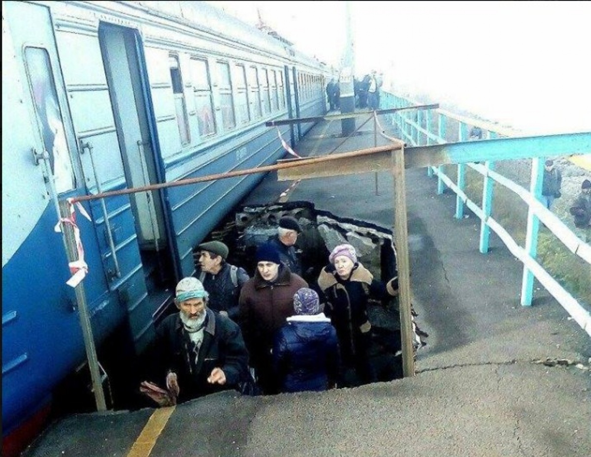 Под Днепром обвалилась ж/д платформа и люди ждали поезд в яме (фото)