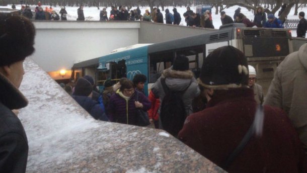 В Москве автобус влетел в подземный переход: много погибших